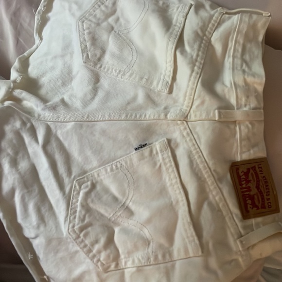 White levi high rise mom short - Picture 5 of 6